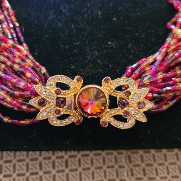 Beaded necklace with gold broach - Picture 2 of 8